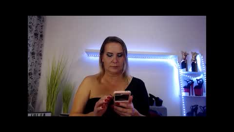 Snapshot of juliapink6 chatting on 11.17.25 Julia online show from 11.17.25