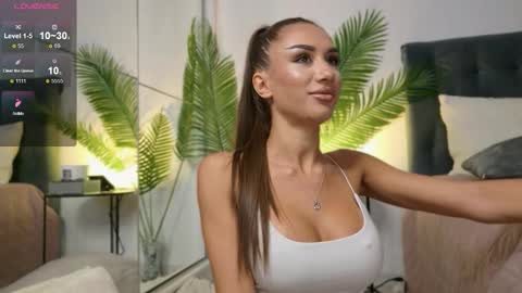 JuliaQuin online show from 10.06.25