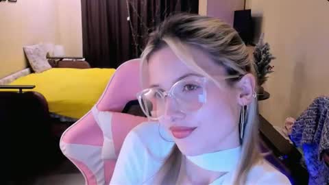 Julie online show from 12.04.25