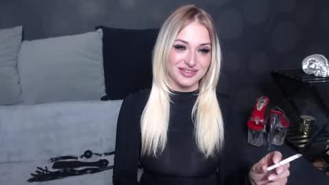 julia online show from 10.08.25