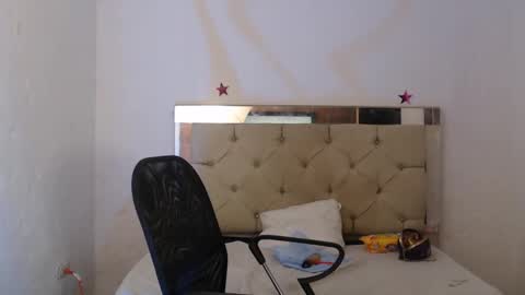 Snapshot of julieta__fox_ chatting on 02.04.25 julieta__fox_ online show from 02.04.25