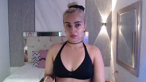 Snapshot of julieta__fox_ chatting on 06.12.26 julieta__fox_ online show from 06.12.26
