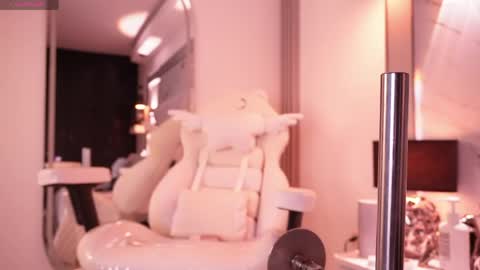 jullianapriv_ online show from 04.18.26