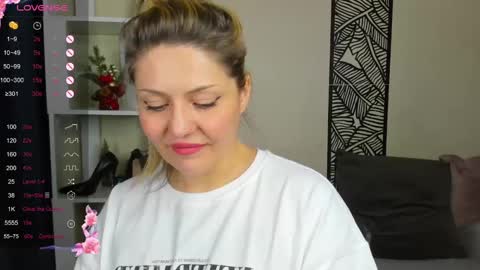 Snapshot of jully_rox chatting on 12.08.24 Jully online show from 12.08.24