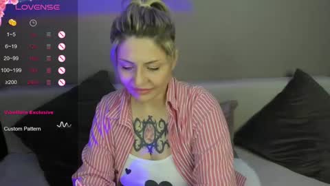 Snapshot of jully_rox chatting on 02.09.25 Jully online show from 02.09.25