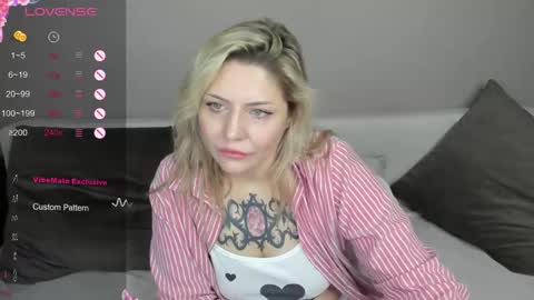 Snapshot of jully_rox chatting on 02.10.25 Jully online show from 02.10.25