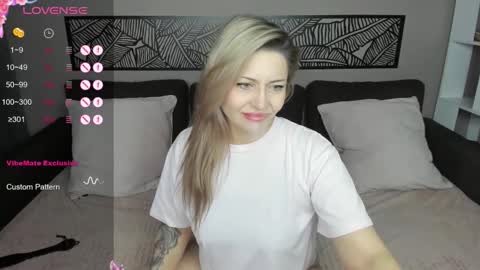 Snapshot of jully_rox chatting on 09.08.25 Jully online show from 09.08.25