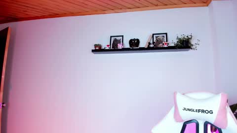 Kali Ka Please help me with your thumbs up its important   dont forget my birthday on October 26 online show from 09.23.25