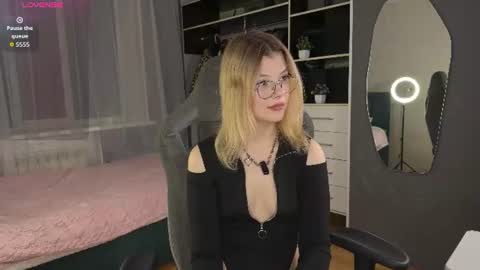 Snapshot of kamiirize chatting on 06.19.26 Aino online show from 06.19.26