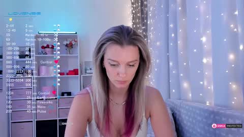 Snapshot of karamelsw chatting on 02.10.25 Julia online show from 02.10.25