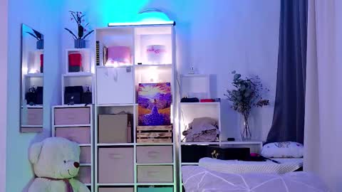 Snapshot of karamelsw chatting on 11.17.25 Julia online show from 11.17.25