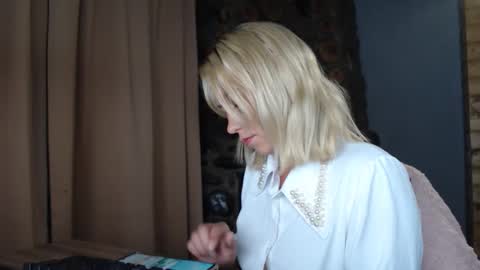 Snapshot of karina_fun chatting on 09.19.25 karina online show from 09.19.25