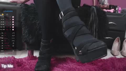 Snapshot of karlygreyss chatting on 02.19.25 Karly online show from 02.19.25