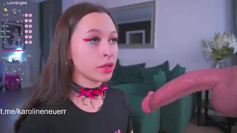 Snapshot of karolineneuer chatting on 09.25.25 karolineneuer online show from 09.25.25