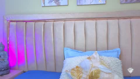 Snapshot of karoly_ocampo chatting on 11.27.25 karoly online show from 11.27.25