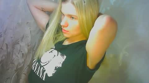 Snapshot of karolynafox chatting on 09.14.25 Caroline Fox online show from 09.14.25