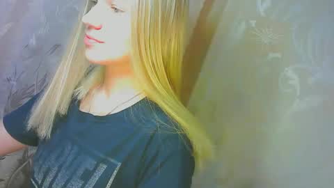 Snapshot of karolynafox chatting on 09.21.25 Caroline Fox online show from 09.21.25