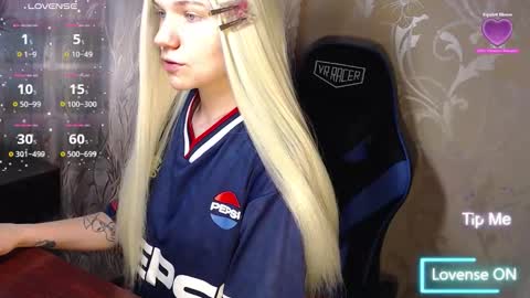 Snapshot of karolynafox chatting on 02.17.26 Caroline Fox online show from 02.17.26