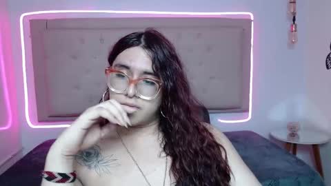 Snapshot of kate_pickman chatting on 09.28.25 kate online show from 09.28.25