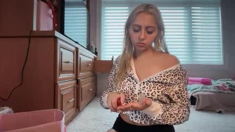 kateharperr online show from 12.19.25