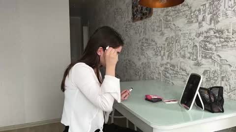 Snapshot of katheleenschraub chatting on 06.12.26 Elle online show from 06.12.26