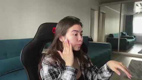 Snapshot of katheleenschraub chatting on 06.17.26 Elle online show from 06.17.26