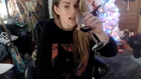 Snapshot of katiecutie_5 chatting on 12.25.24 Katie online show from 12.25.24