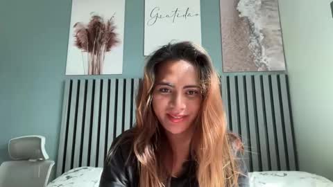 katiefrox  online show from 11.03.25