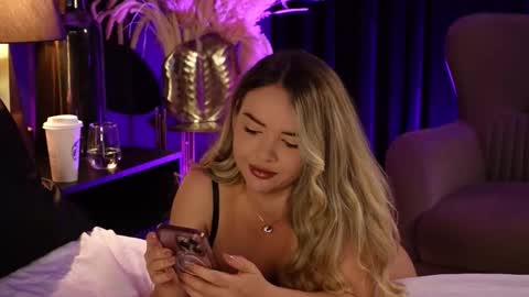 KatJolie online show from 09.10.25