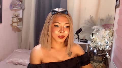 Snapshot of kattiecurrent chatting on 11.18.25 Saisy online show from 11.18.25