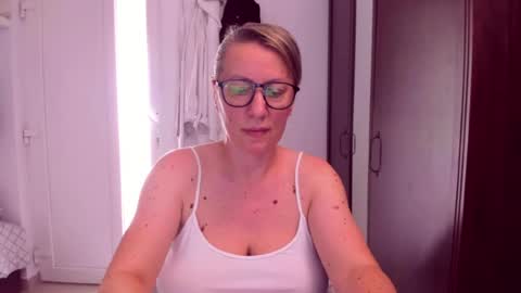 Snapshot of katynextdoor chatting on 07.16.26 Katy online show from 07.16.26
