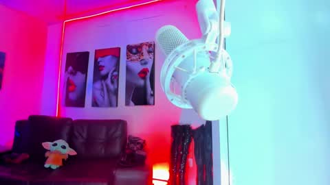 Snapshot of kayilyn chatting on 02.13.25 CAMILA online show from 02.13.25