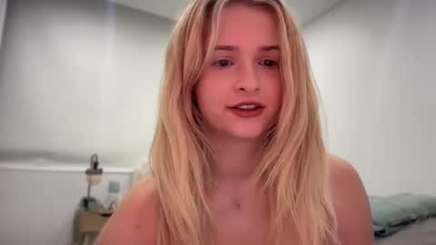 Snapshot of kaylaaaa111 chatting on 09.25.25 khaleesi online show from 09.25.25