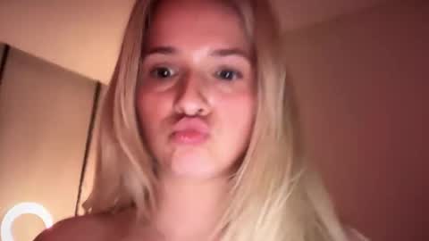 Snapshot of kaylaaaa111 chatting on 10.28.25 khaleesi online show from 10.28.25