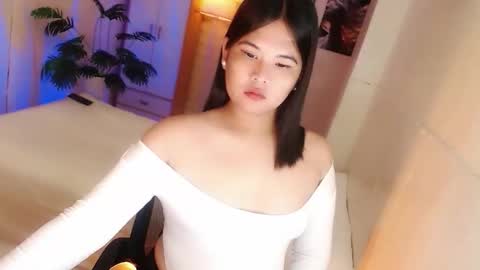 Snapshot of kayleepinay chatting on 11.20.25 Y O U R F U T U R E K A Y L E E online show from 11.20.25