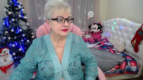 Snapshot of kaylesmoll chatting on 12.27.24 kaylesmoll online show from 12.27.24