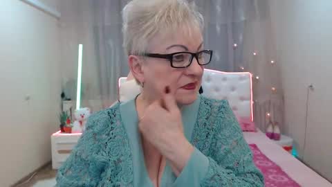 Snapshot of kaylesmoll chatting on 11.12.25 kaylesmoll online show from 11.12.25