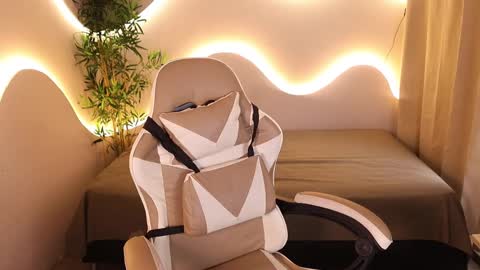 Snapshot of kehlannis_ chatting on 10.18.25 Kehlannis online show from 10.18.25