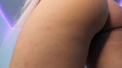 Keidy Monday to Saturday from 200 pm to 810pm  UTC-5 Colombia Time online show from 02.26.25