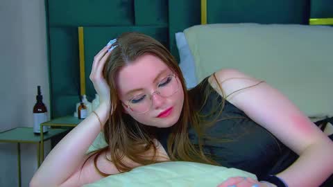 Snapshot of keiraace chatting on 03.12.25 Keira online show from 03.12.25