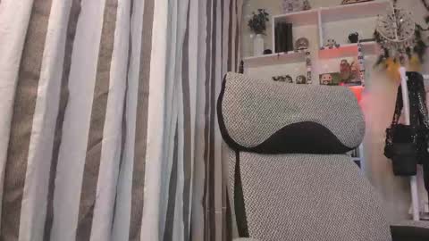 Snapshot of kellyasian chatting on 10.08.25 Leia online show from 10.08.25