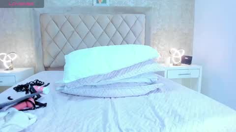 kellyMillian  online show from 12.05.24