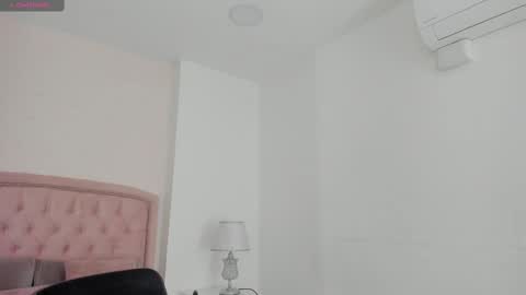 Snapshot of kendall__fox chatting on 09.21.25 Kendall online show from 09.21.25