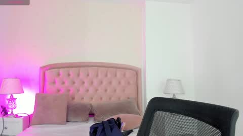 Snapshot of kendall__fox chatting on 10.23.25 Kendall online show from 10.23.25