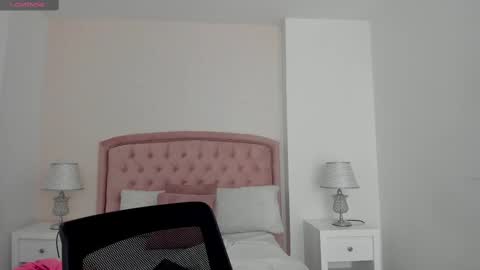 Snapshot of kendall__fox chatting on 10.27.25 Kendall online show from 10.27.25