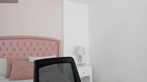 Snapshot of kendall__fox chatting on 11.03.25 Kendall online show from 11.03.25