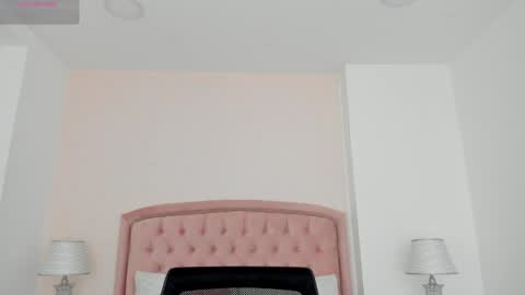 Snapshot of kendall__fox chatting on 11.22.25 Kendall online show from 11.22.25