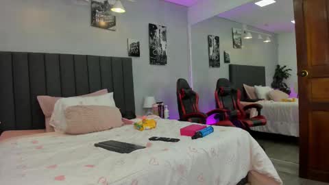 Snapshot of kendra_london chatting on 03.20.26 Kendra London online show from 03.20.26