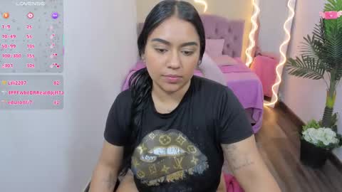 Snapshot of kendra_tay chatting on 02.13.25 kendra online show from 02.13.25