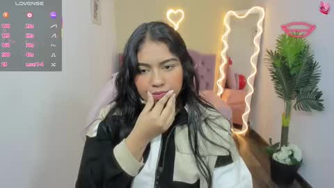 Snapshot of kendra_tay chatting on 02.17.25 kendra online show from 02.17.25